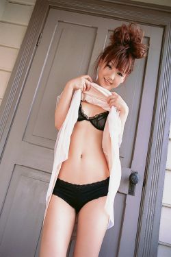 美女裸露胸被强挤奶视频